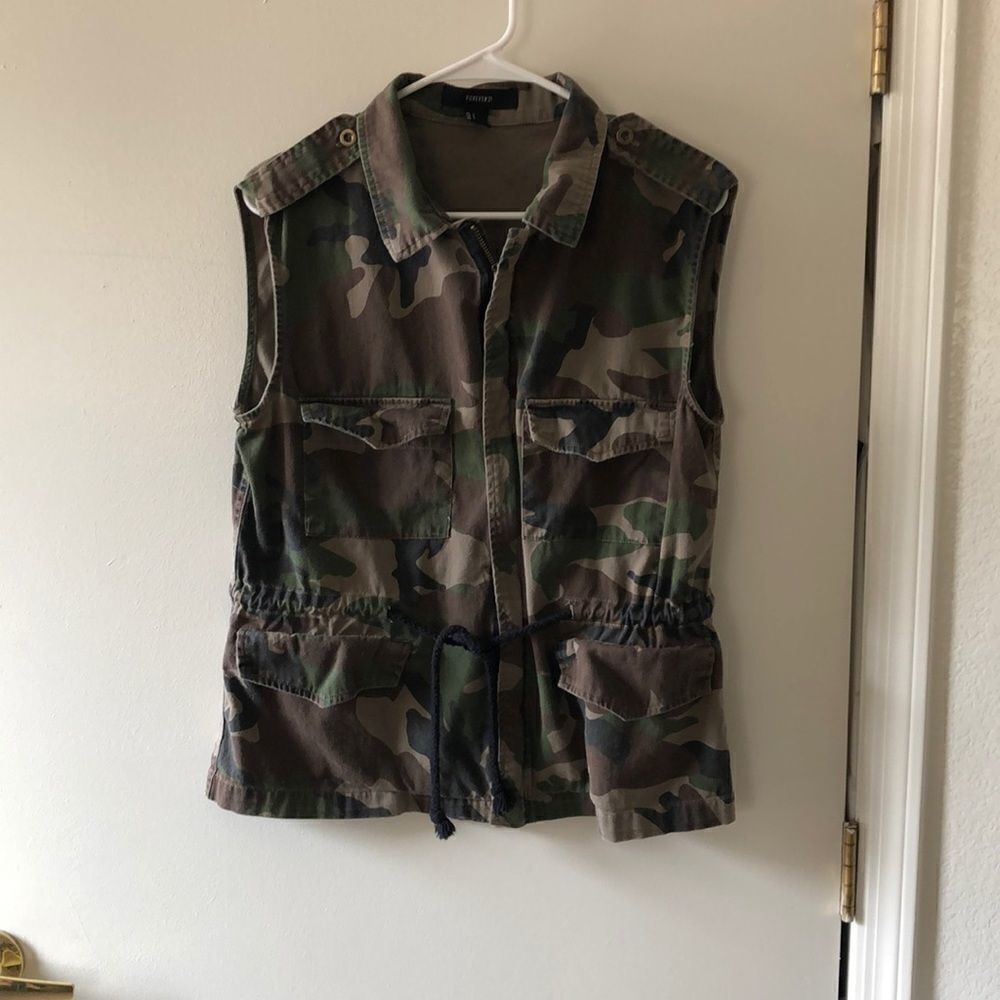 Forever 21 Camo Vest Size S gently used